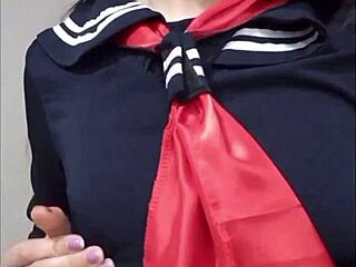 Cachonda mexicana muestra sus tetas pequeñas en amateur solo