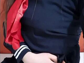 Cachonda mexicana muestra sus tetas pequeñas en amateur solo