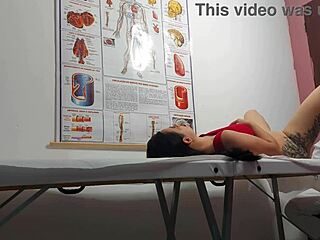 ginecologista fingers asshole and bareback fucks juicy patient