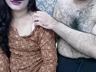 ربة منزل باكستانية تتناك عميق من أبو الزوجة اللطيف