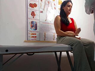 ginecologul îi bagă degetul în cur și o fută bareback pe pacienta suculentă