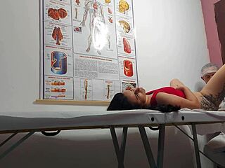 ginecologista fingers asshole and bareback fucks juicy patient