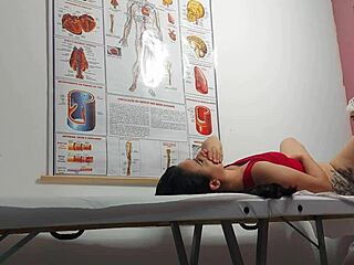 ginecologista fingers asshole and bareback fucks juicy patient