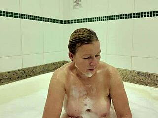 Sexo selvagem na banheira com Mya milf mãe do amigo!