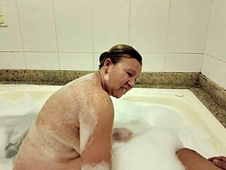 Sexo selvagem na banheira com Mya milf mãe do amigo!