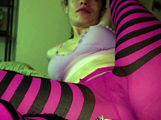 sniffing her stinky yoga feet gets me hard! 👃🧘🦶😍