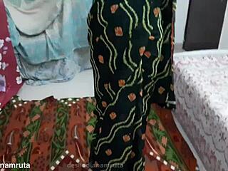 Desi Cute Indian Bhabhi Sizzles In Dark Green Saree