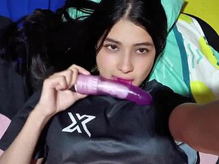 mmm my juicy colombian pussy feels so good when i rub it like this