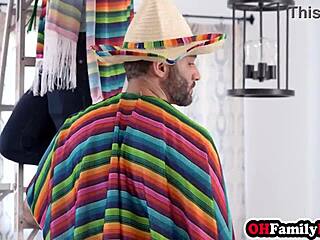 Belle-fille en chaleur baise beau-père pendant que MILF belle-mère suce sa grosse bite