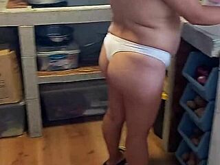 Mi esposa embarazada cocinando, want more part 2?