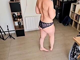 même une mature peut être sexy... tu veux lécher ma petite chatte 18+?