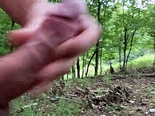 Quer ver eu exibindo e batendo punheta na floresta ao ar livre?