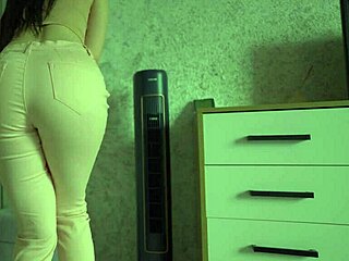 ever seen a sexy amateur pee desperately in tight jeans panties?