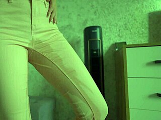 ever seen a sexy amateur pee desperately in tight jeans panties?