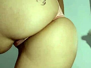 batendo siririca louca rebolando essa raba gostosa na videochamada quente!