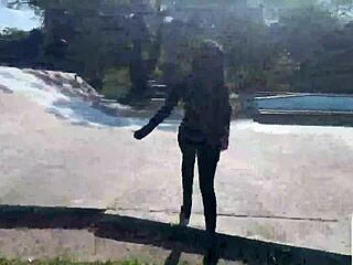 Novinha Safada Chupa Tony Tigrão E Leva Surra De Pauzudo No Parque!