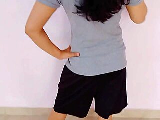 Reema Bhabhi Hairbrush Pussy Insertion Fun