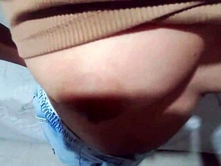 la cita de tinder se pone caliente en la sala de cine y terminamos follando en un motel