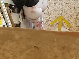 check this bitch gaping leggings pussy when she bends over