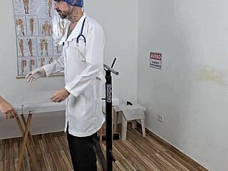 Meu Medico Enfia Dedo No Cuzinho E Fode Buceta Cremosa De Porra.