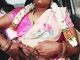 इंडियन हाउसवाइफ कार में तेलुगु गंदी बातों से चीटिंग चुदाई