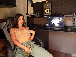 brazilian bimbo dances and fingers huge pussy at club