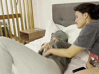 la niñera fingers tight pussy secretly