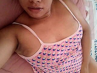 massaging those juicy pussy lips gets her squirting wet so delicious