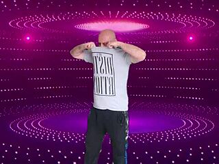 damn, agarabas and olpr's shaved pussy tease got me hard...