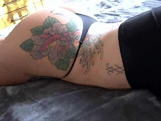 Bella Scorpion's big tatted ass spreads for friend play