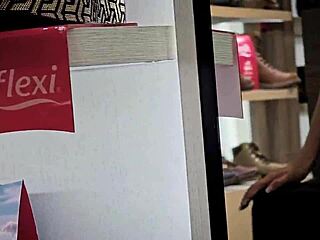 ya tienes novia? acompaño comprando zapatos pero ella quiere mi verga