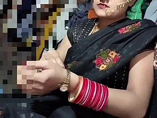 Indian Bhabhi Pisses in Black Saree!