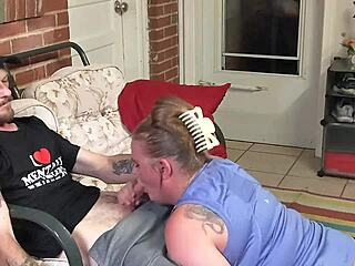 Waouh ! Femme infidèle surprise en gorge profonde sur l'énorme queue du voisin en fumant et avalant le sperme !