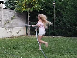 Gärtner verführt Besitzers saftige Blondinen zu harten Outdoor-Ficks