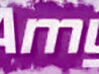 verführerische britische MILF Beau Diamonds fingert rasierte Fotze solo mit Toy... mmm