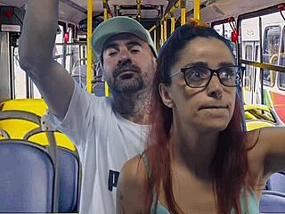 jovem leva roça gostosa no ônibus... vai gozar?