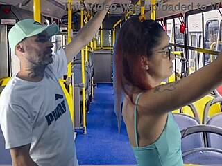 jovem leva roça gostosa no ônibus... vai gozar?