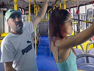 jovem leva roça gostosa no ônibus... vai gozar?