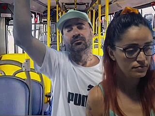 jovem leva roça gostosa no ônibus... vai gozar?