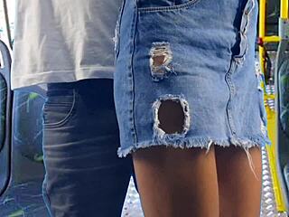 jovem leva roça gostosa no ônibus... vai gozar?