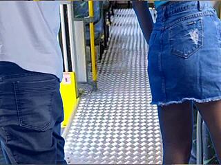 jovem leva roça gostosa no ônibus... vai gozar?
