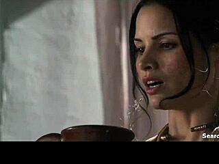 لوسي لويليس وكاترينا لو تكشفان بزاز كبيرة في سبارطاكوس!