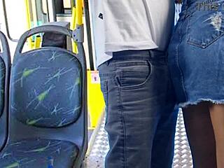 jovem leva roça gostosa no ônibus... vai gozar?