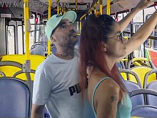 jovem leva roça gostosa no ônibus... vai gozar?