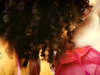 duas gostosas lesbicas interracial brincam com brinquedo natural tits