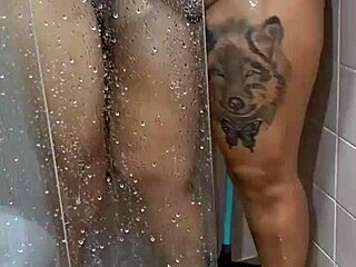 Minha Amiga Raspa Pelo Do Pinto Na Depilação Antes De Perder Virgindade No Banho