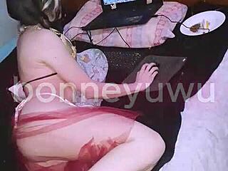 bonneyuwu cosplays leia star wars teen cums on her cute face