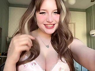 my first videocall asshole fuck hurt but made me squirt so hard from that huge toy