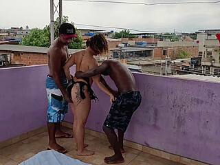 Exaucer le désir de double pénétration vaginale de la femme avec doubles creampies buccaux