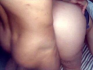 Madrastra atascada debajo su colchon es follada por su hijastro pervertido sin condon con lustylatinasex
